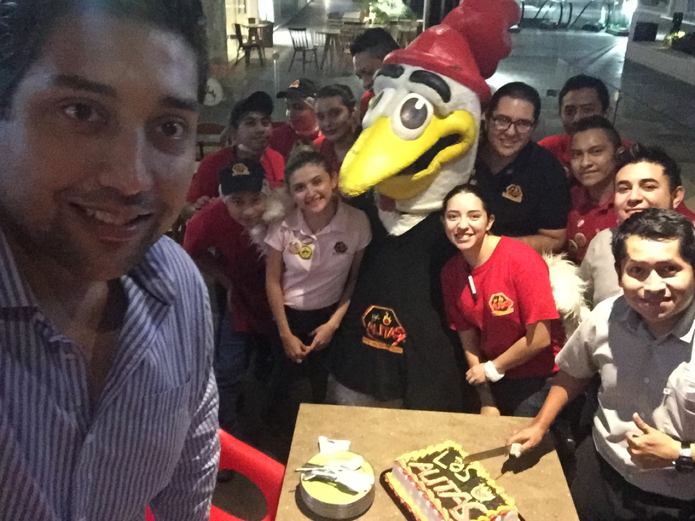Héctor con el equipo de una franquicia