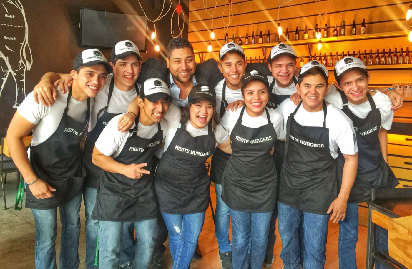 Héctor con su equipo de hamburguesas