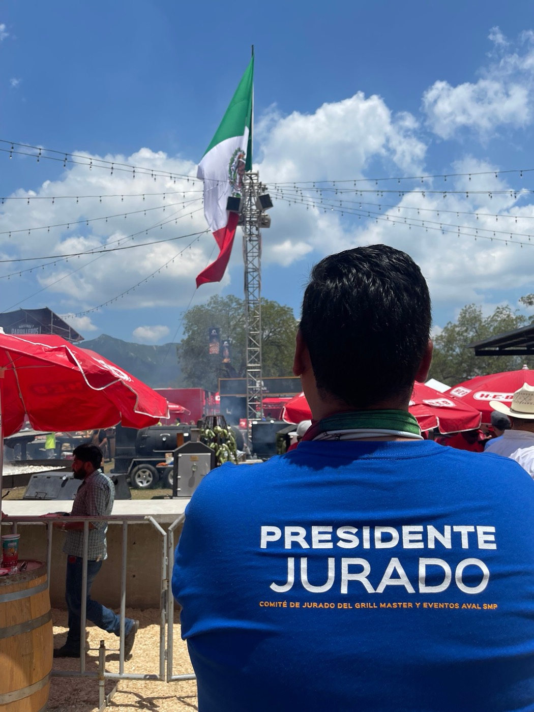 Héctor de espaldas con playera de presidente del jurado